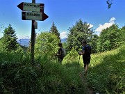 64 A questo bivio, discesi dal sent. 519, dopo il cartello scendiamo a sx e..